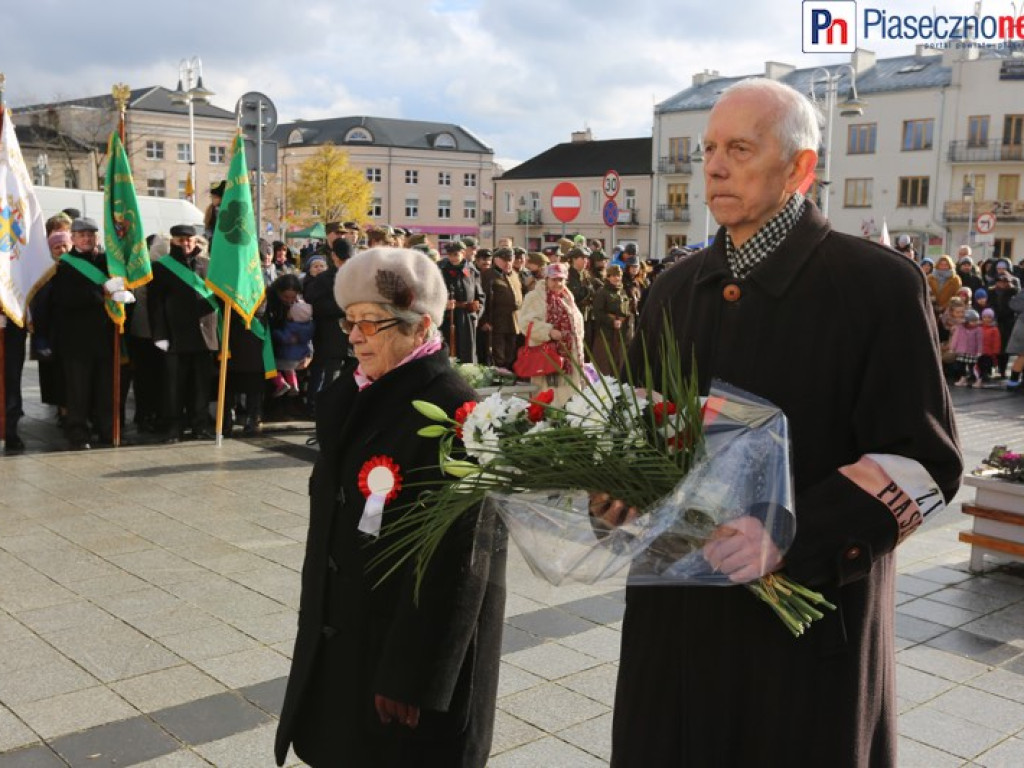 Uroczyste złożenie kwiatów na Placu Piłsudskiego