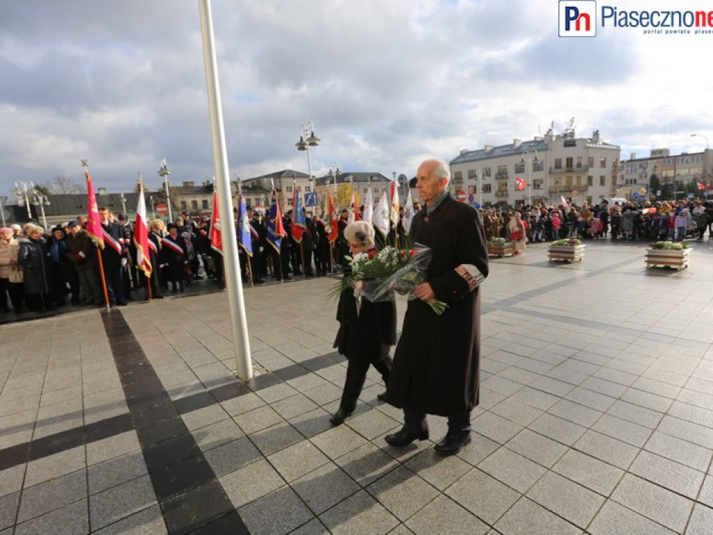 Uroczyste złożenie kwiatów na Placu Piłsudskiego
