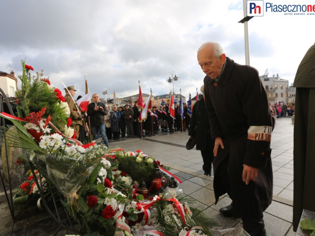 Uroczyste złożenie kwiatów na Placu Piłsudskiego