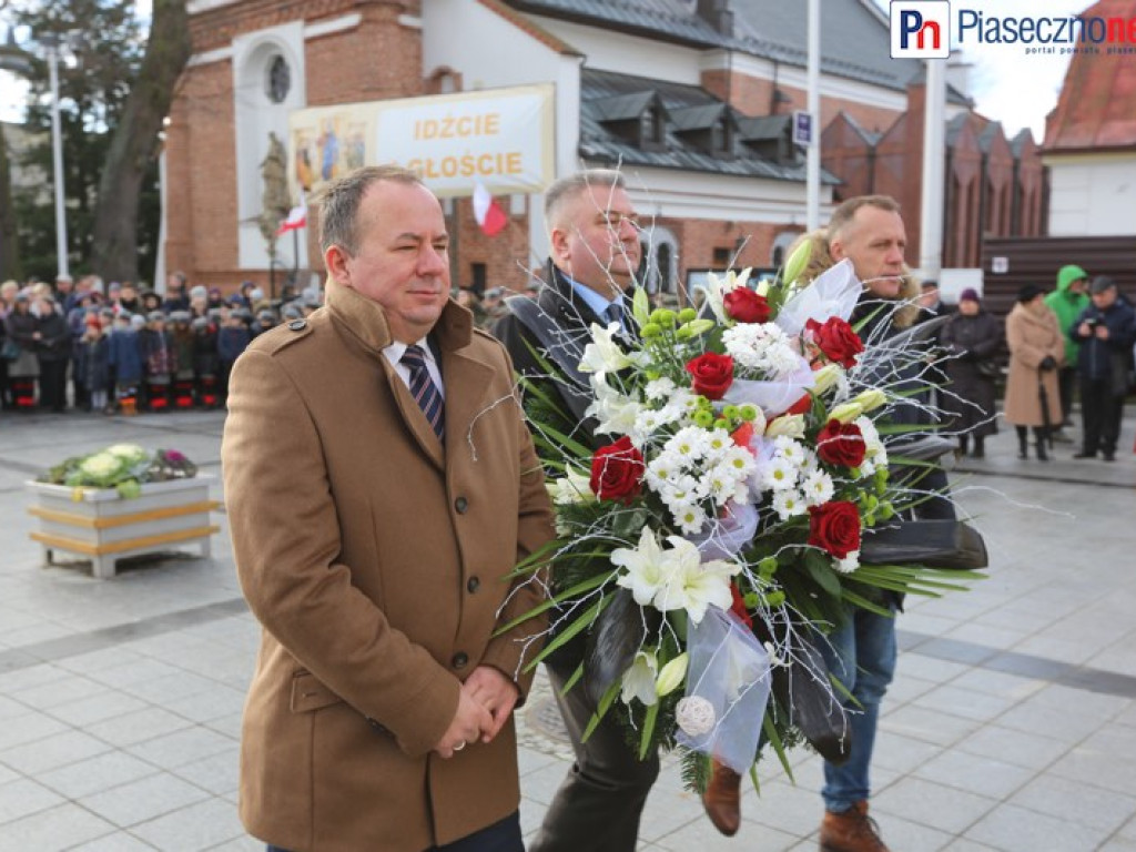 Uroczyste złożenie kwiatów na Placu Piłsudskiego