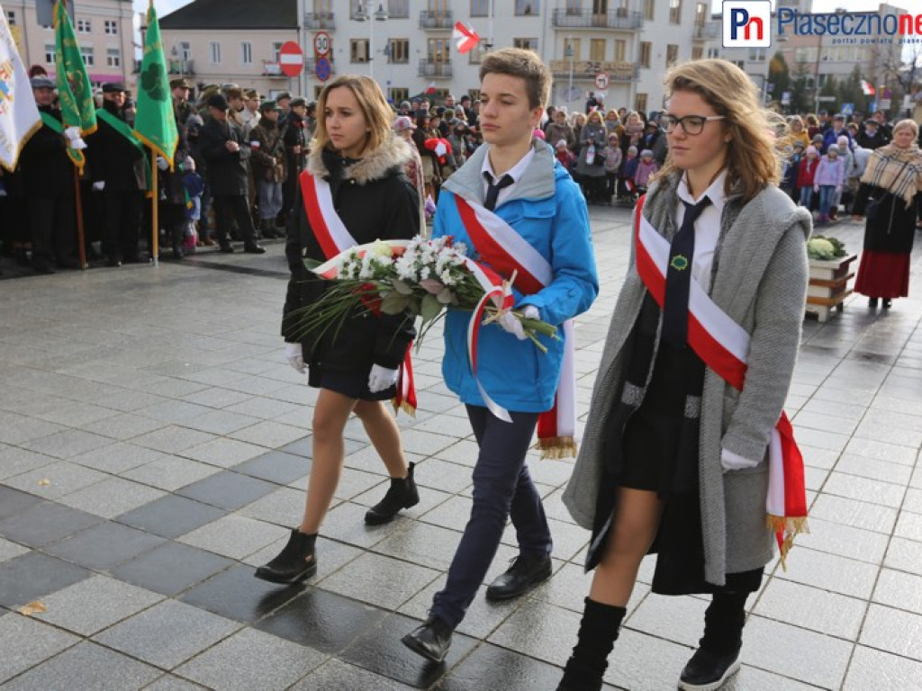 Uroczyste złożenie kwiatów na Placu Piłsudskiego