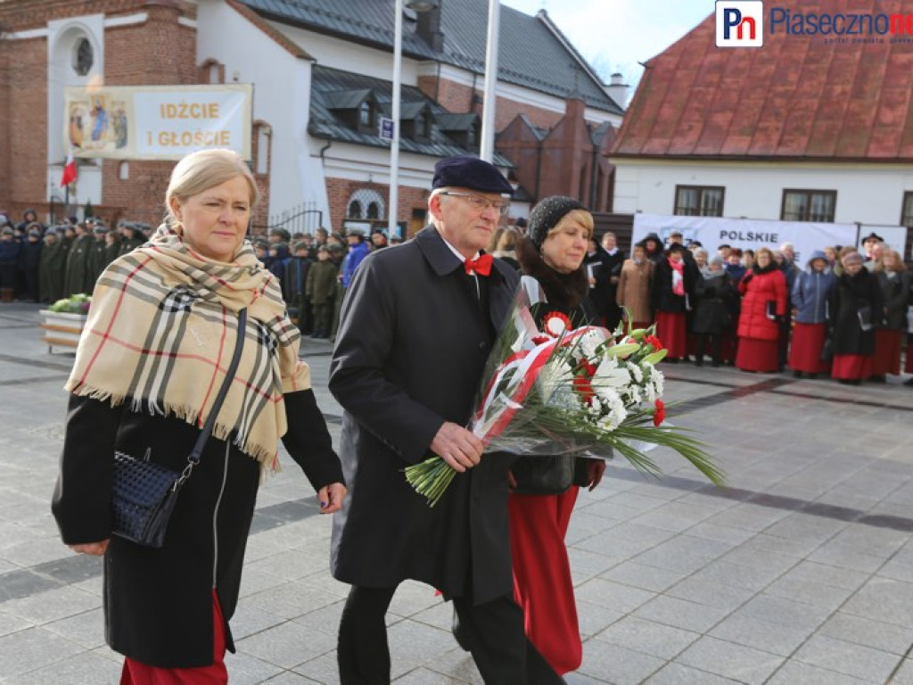 Uroczyste złożenie kwiatów na Placu Piłsudskiego
