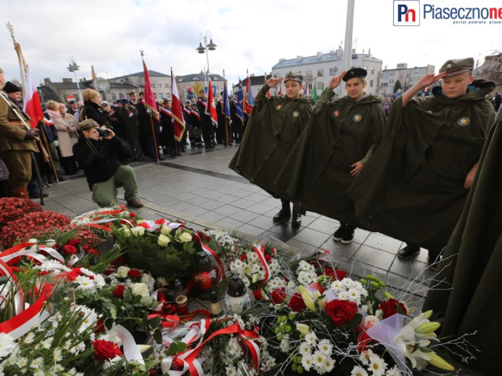 Uroczyste złożenie kwiatów na Placu Piłsudskiego