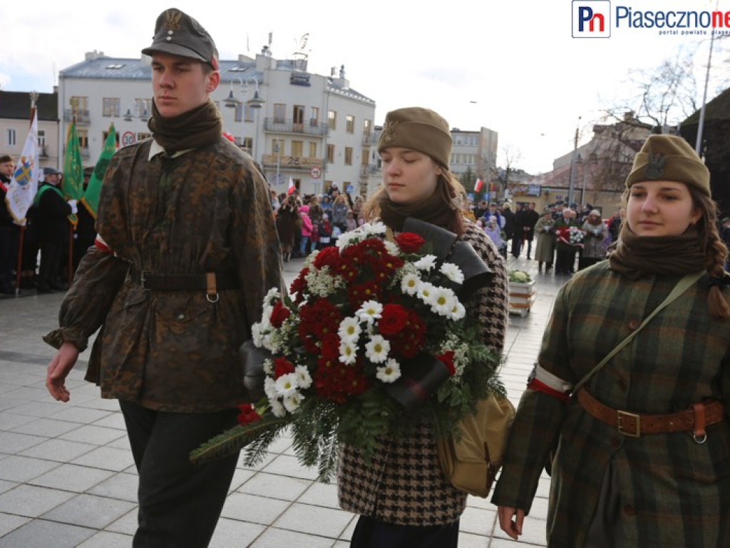 Uroczyste złożenie kwiatów na Placu Piłsudskiego