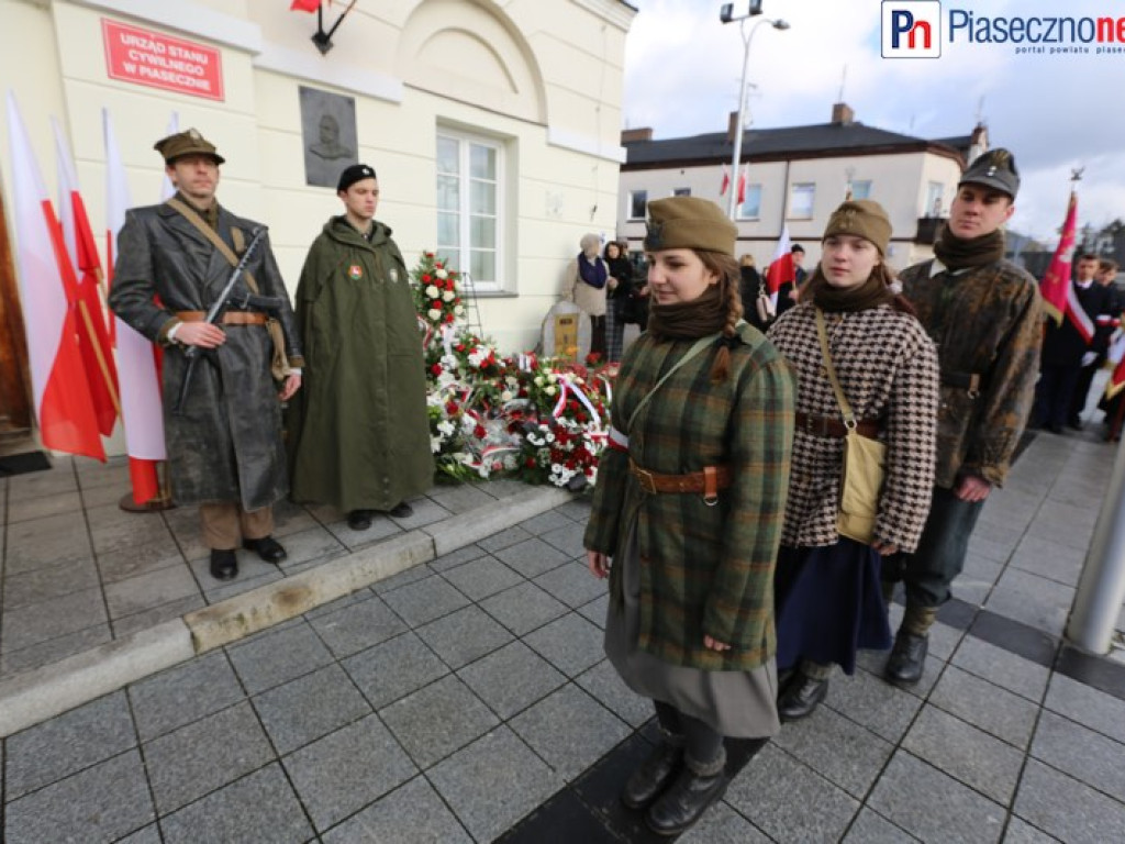 Uroczyste złożenie kwiatów na Placu Piłsudskiego
