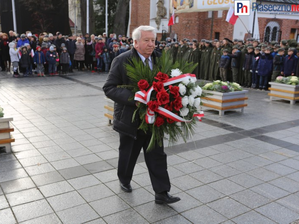Uroczyste złożenie kwiatów na Placu Piłsudskiego