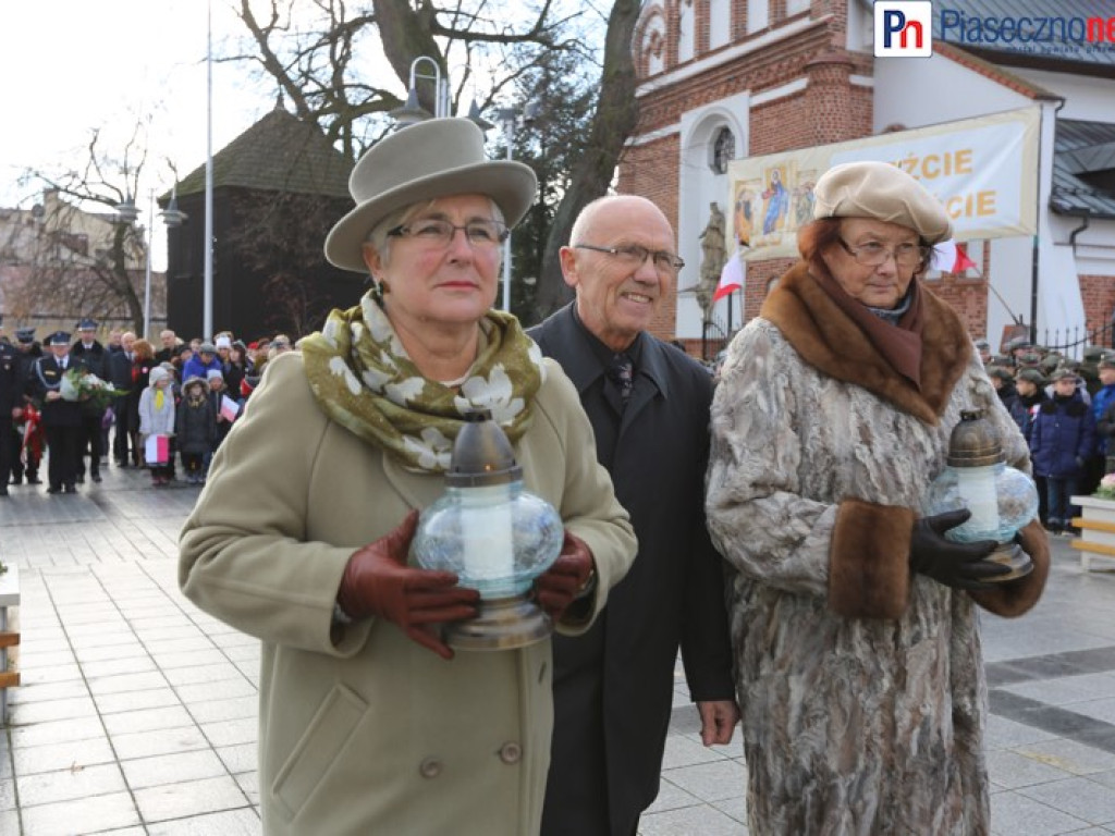 Uroczyste złożenie kwiatów na Placu Piłsudskiego