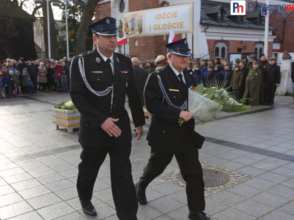Uroczyste złożenie kwiatów na Placu Piłsudskiego