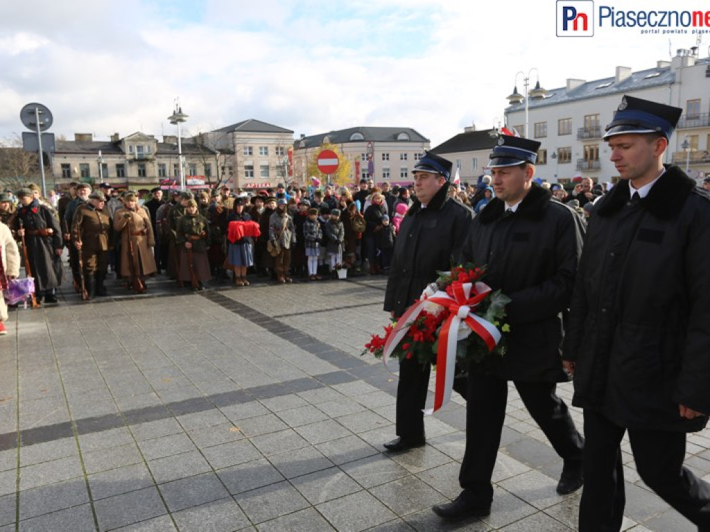 Uroczyste złożenie kwiatów na Placu Piłsudskiego