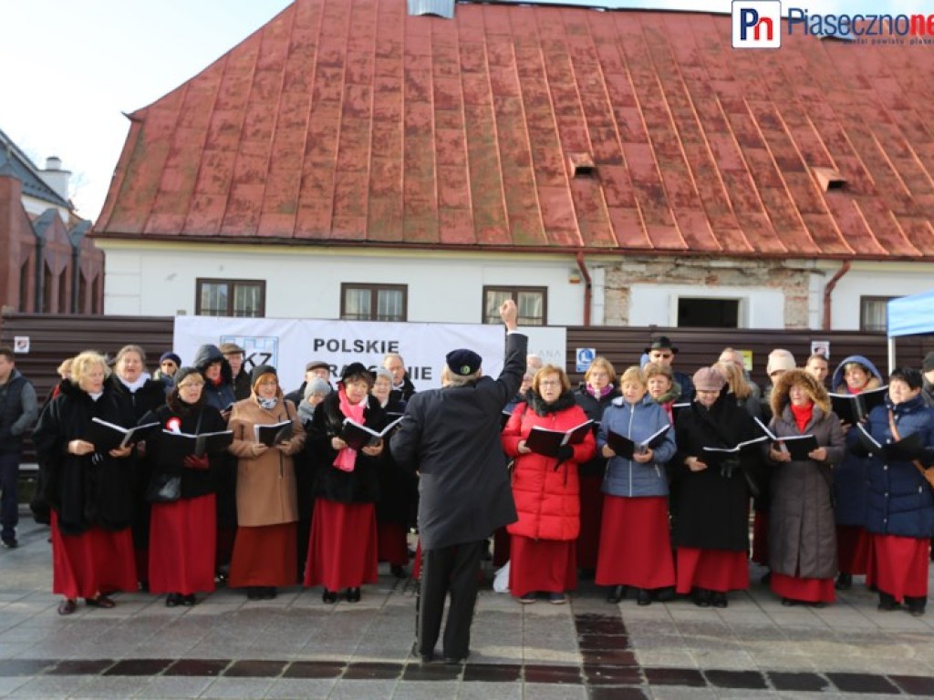 Uroczyste złożenie kwiatów na Placu Piłsudskiego