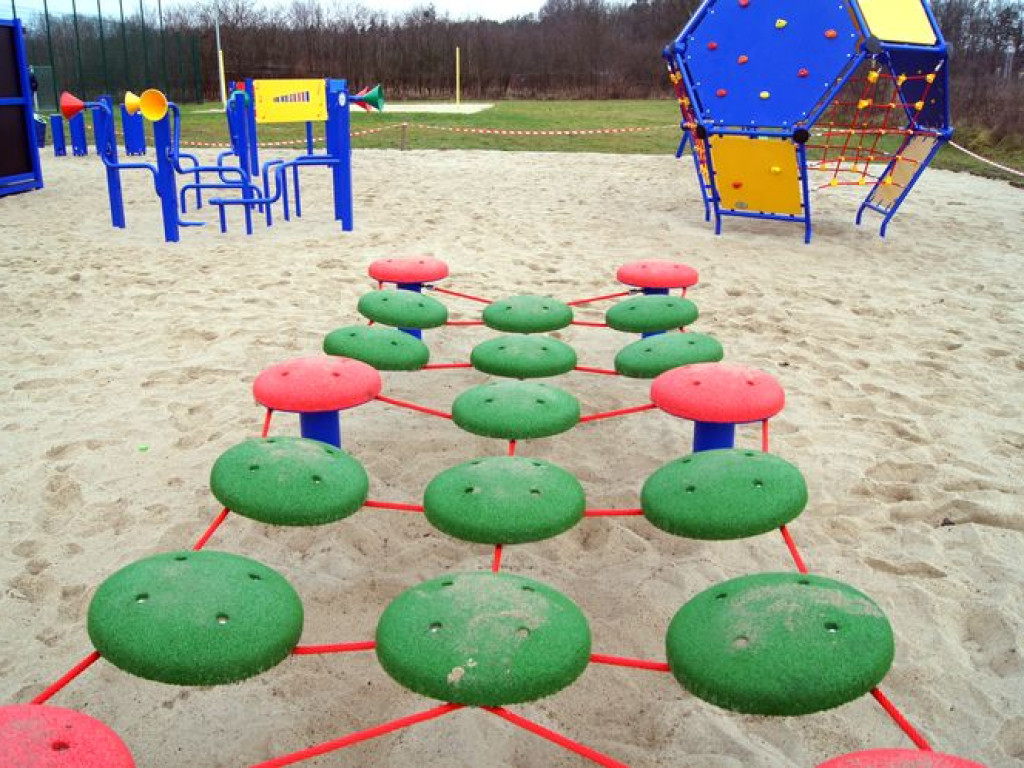 Podwórko Talentów w Uwielinach gotowe. Zabawki są rewelacyjne! Zobacz je na zdjęciach