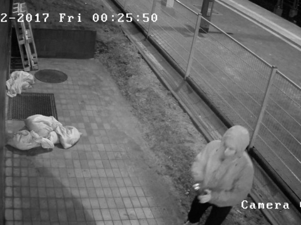 Policja poszukuje sprawcy zniszczenia dworca PKP! Publikuje wizerunki podejrzanych