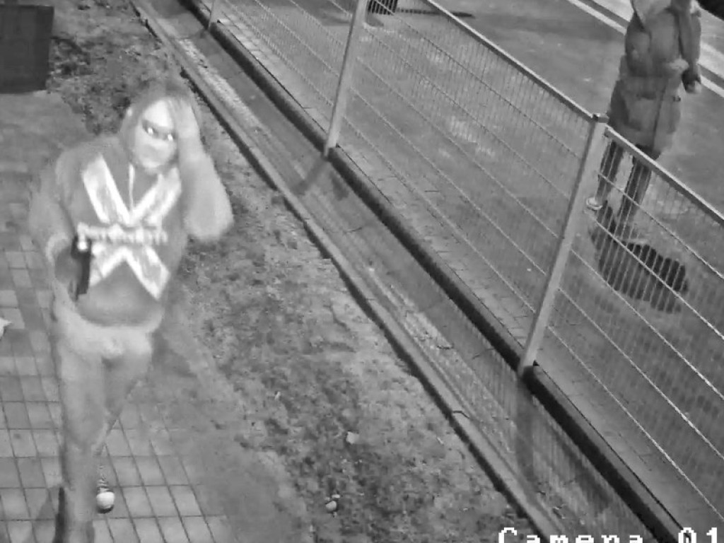 Policja poszukuje sprawcy zniszczenia dworca PKP! Publikuje wizerunki podejrzanych