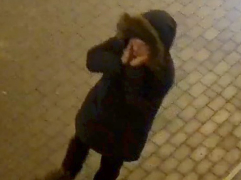 Policja poszukuje sprawcy zniszczenia dworca PKP! Publikuje wizerunki podejrzanych
