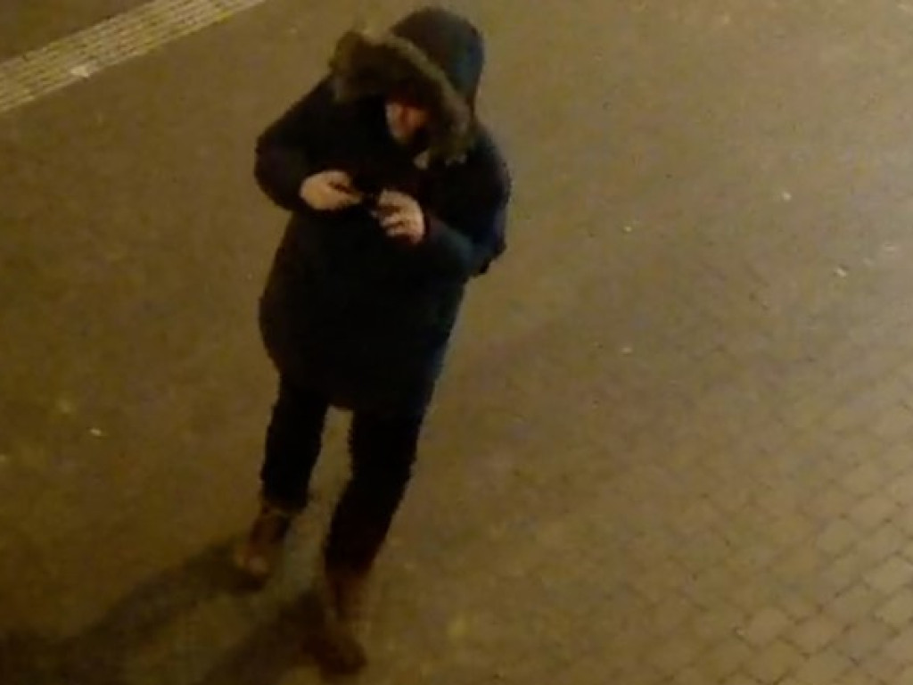 Policja poszukuje sprawcy zniszczenia dworca PKP! Publikuje wizerunki podejrzanych