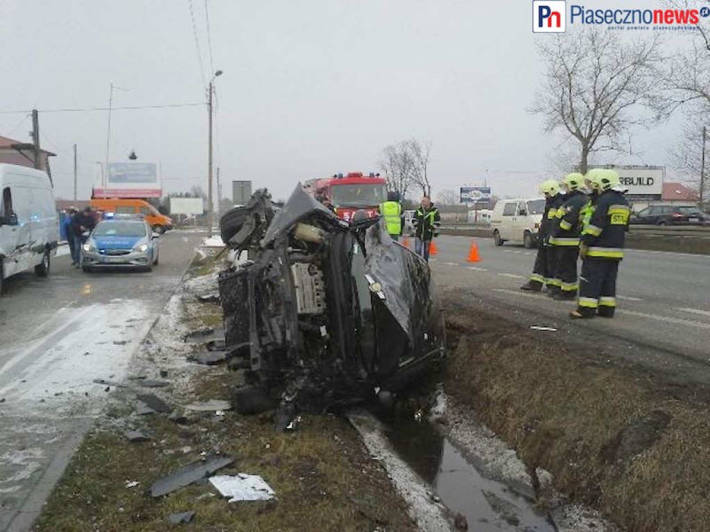 Skosiła przystanek, uderzyła w mercedesa  i wpadła do rowu