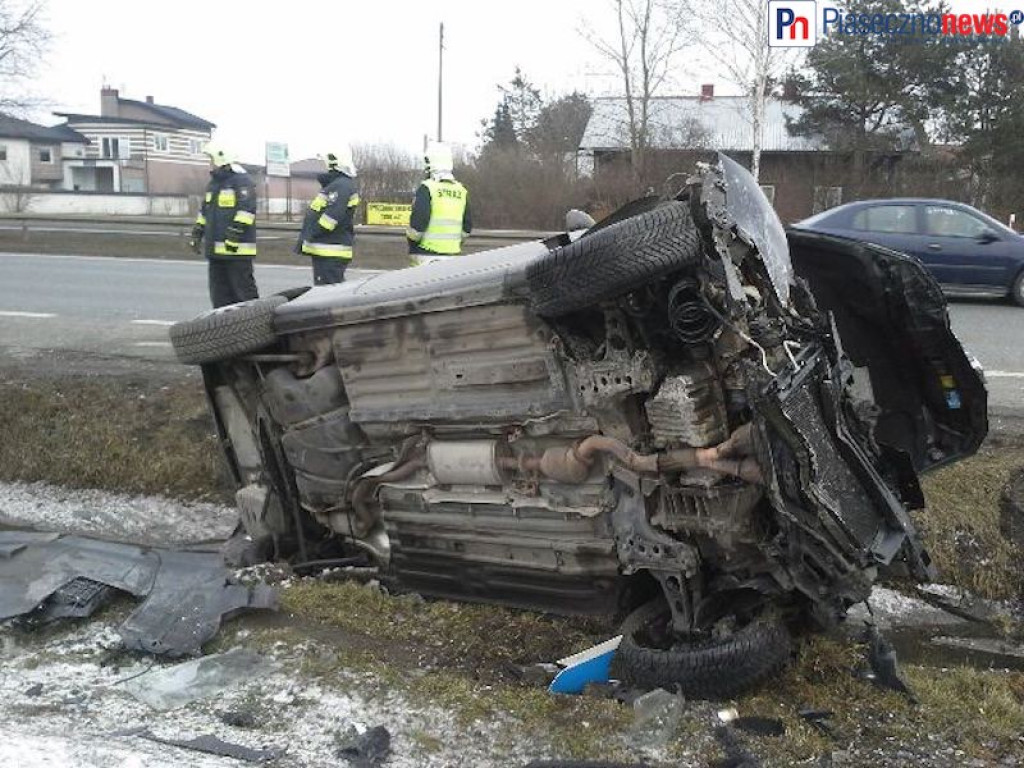 Skosiła przystanek, uderzyła w mercedesa  i wpadła do rowu