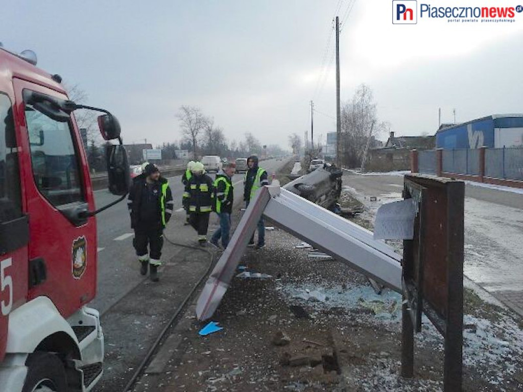 Skosiła przystanek, uderzyła w mercedesa  i wpadła do rowu