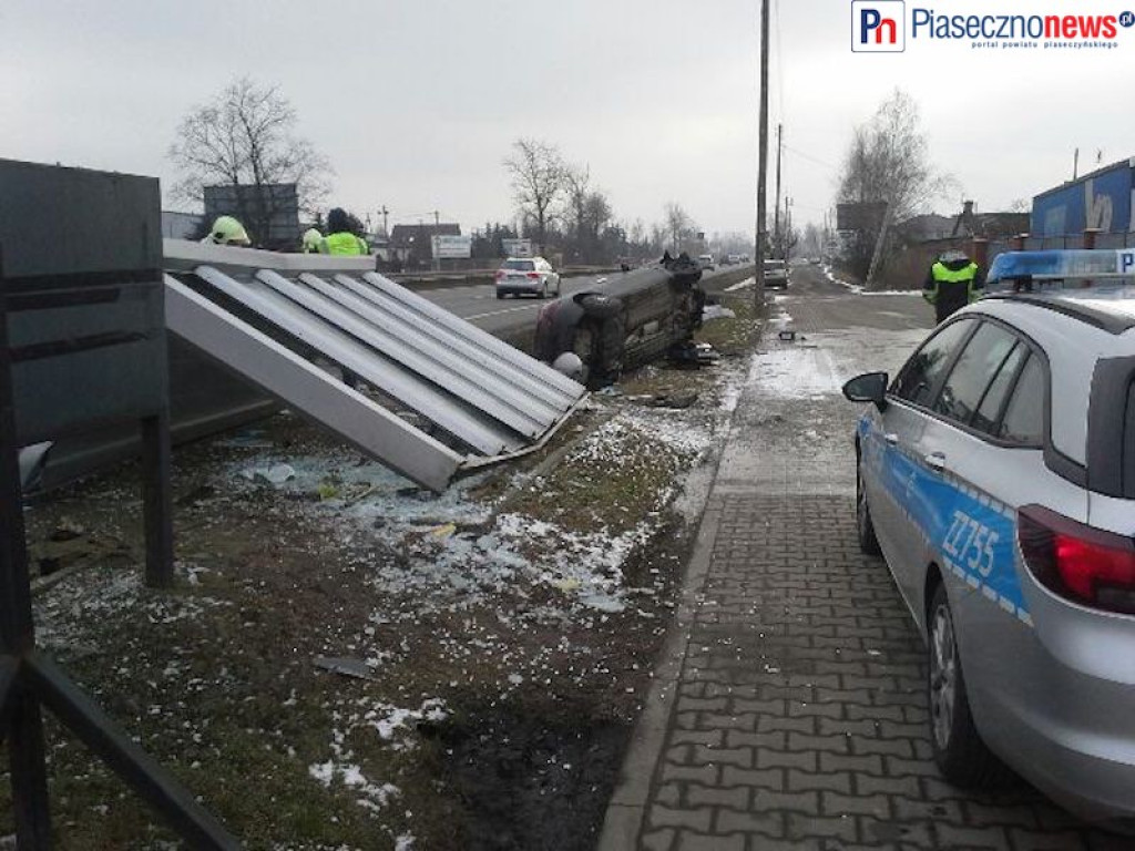 Skosiła przystanek, uderzyła w mercedesa  i wpadła do rowu