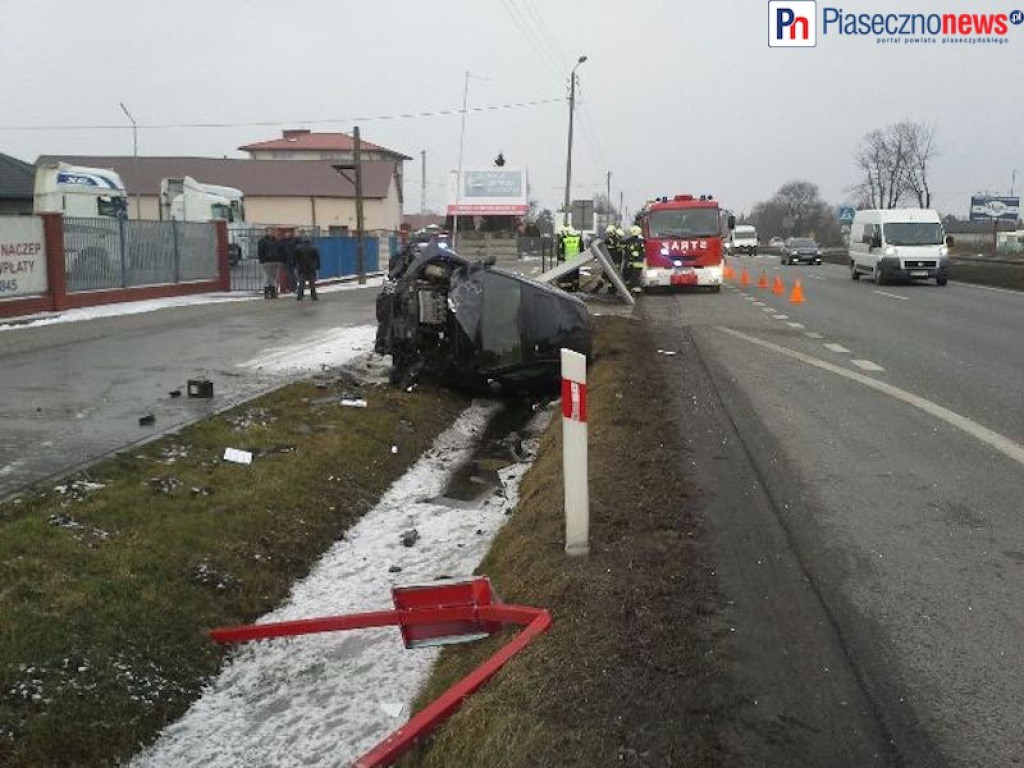 Skosiła przystanek, uderzyła w mercedesa  i wpadła do rowu