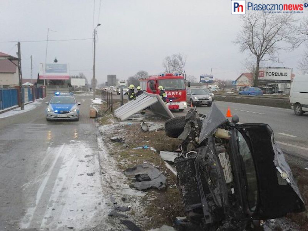 Skosiła przystanek, uderzyła w mercedesa  i wpadła do rowu