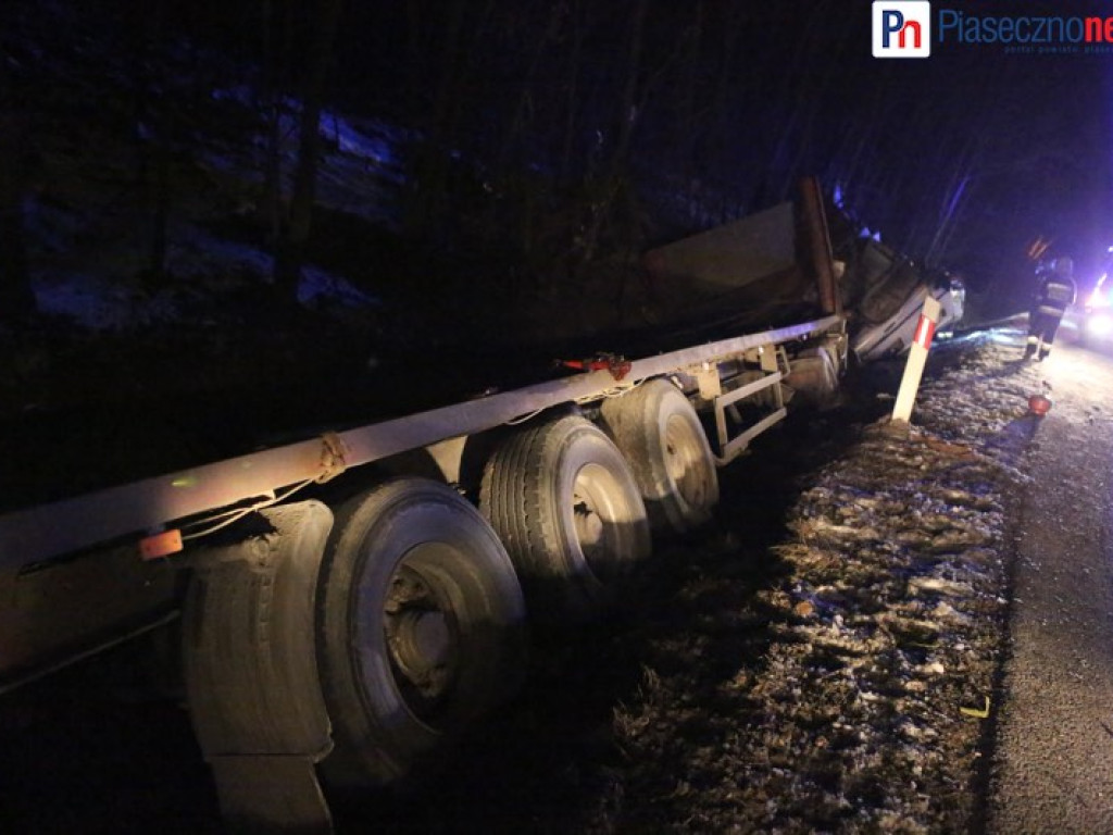 Pękła opona! Tir wpadł do rowu