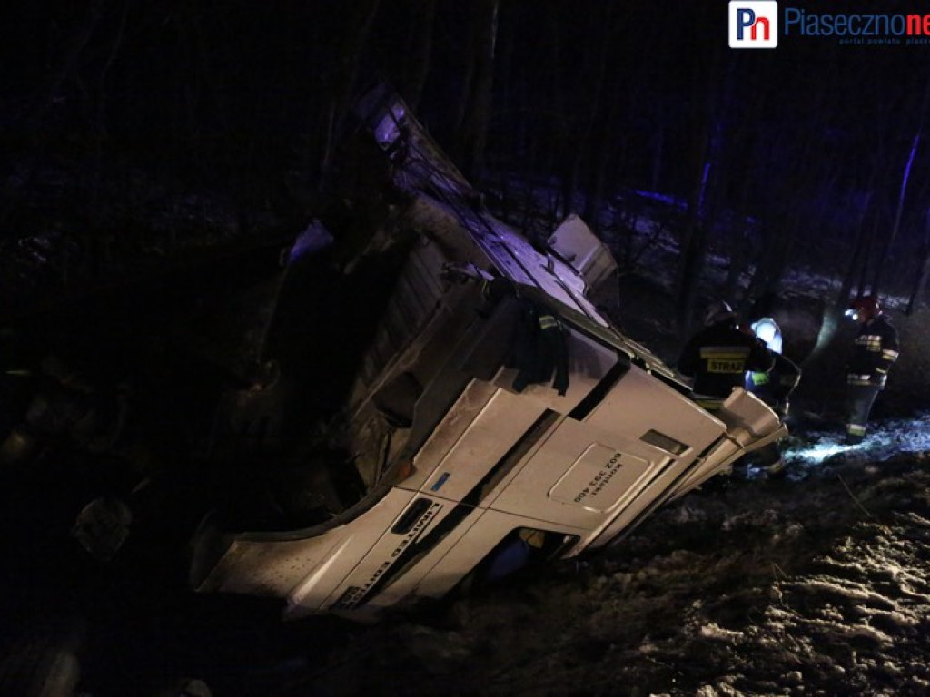 Pękła opona! Tir wpadł do rowu