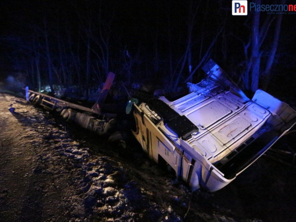 Pękła opona! Tir wpadł do rowu