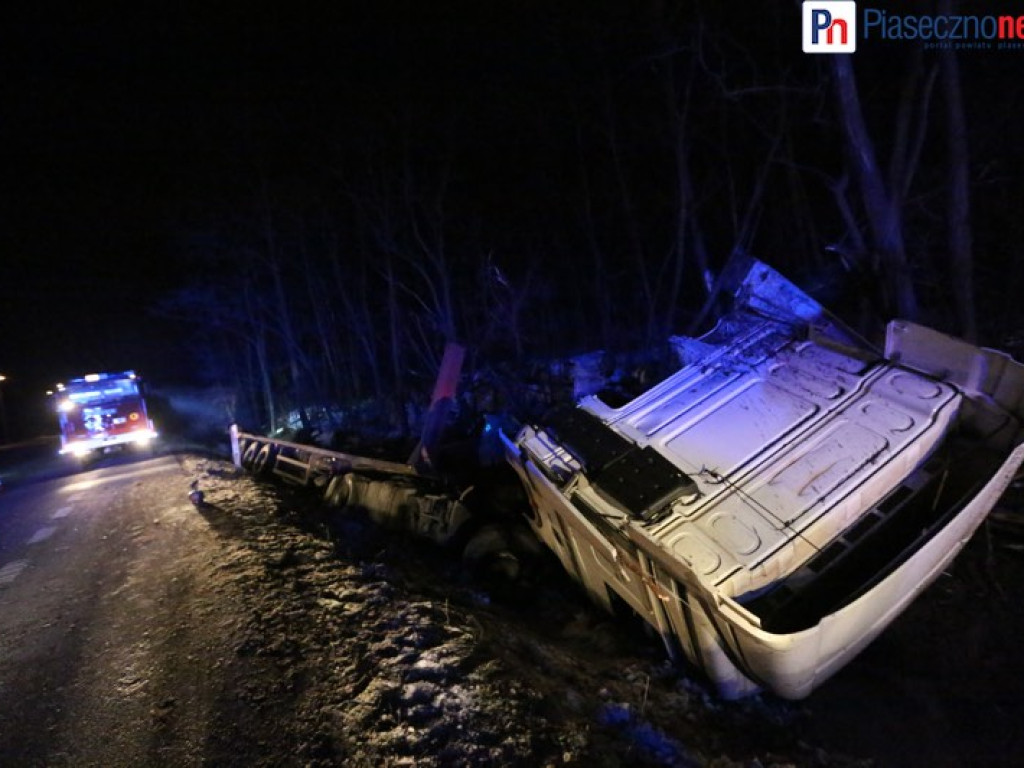 Pękła opona! Tir wpadł do rowu
