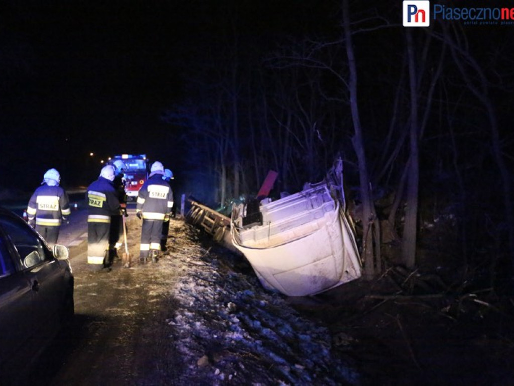 Pękła opona! Tir wpadł do rowu