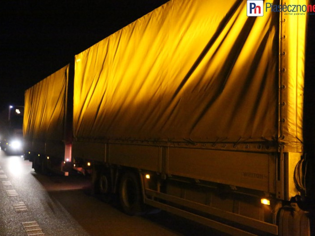 Pękła opona! Tir wpadł do rowu