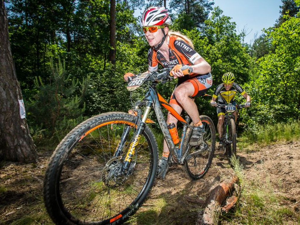 700 amatorów rowerów górskich w niedzielę zdobywało Górę Kalwarię