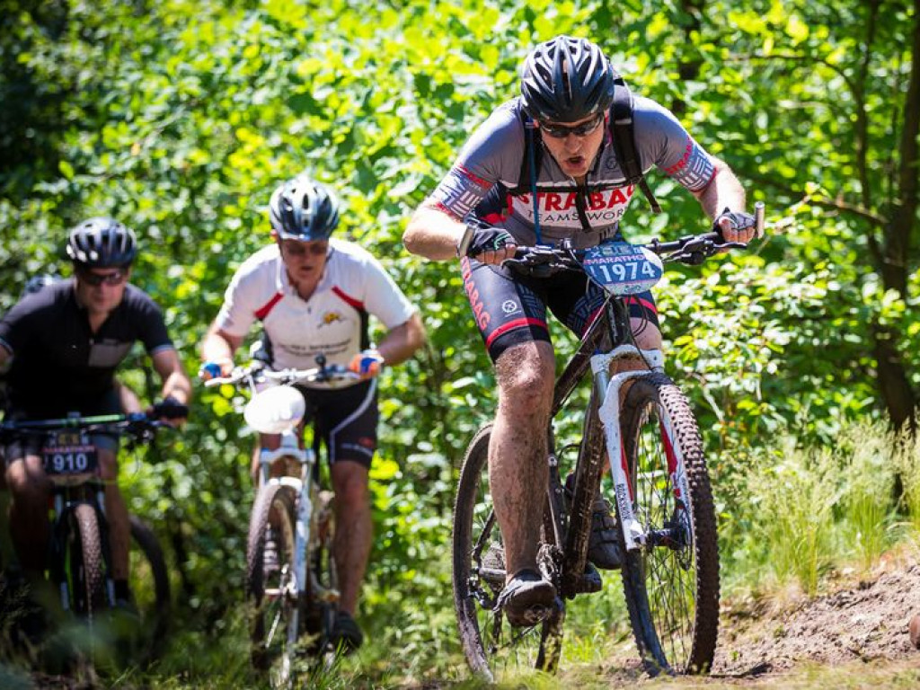 700 amatorów rowerów górskich w niedzielę zdobywało Górę Kalwarię