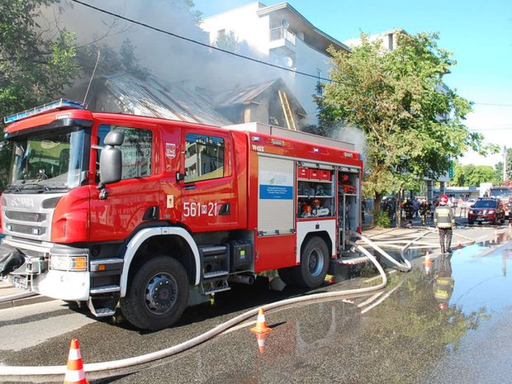 Pożar przy Jana Pawła II. Ulica zamknięta dla ruchu w obu kierunkach [AKTUALIZACJA]
