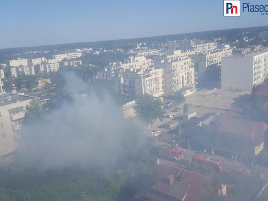 Pożar przy Jana Pawła II. Ulica zamknięta dla ruchu w obu kierunkach [AKTUALIZACJA]