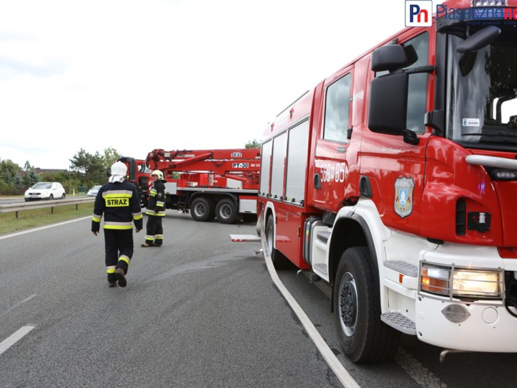 Pożar domu weselnego w Mrokowie. Utrudnienia w ruchu na krajowej 7