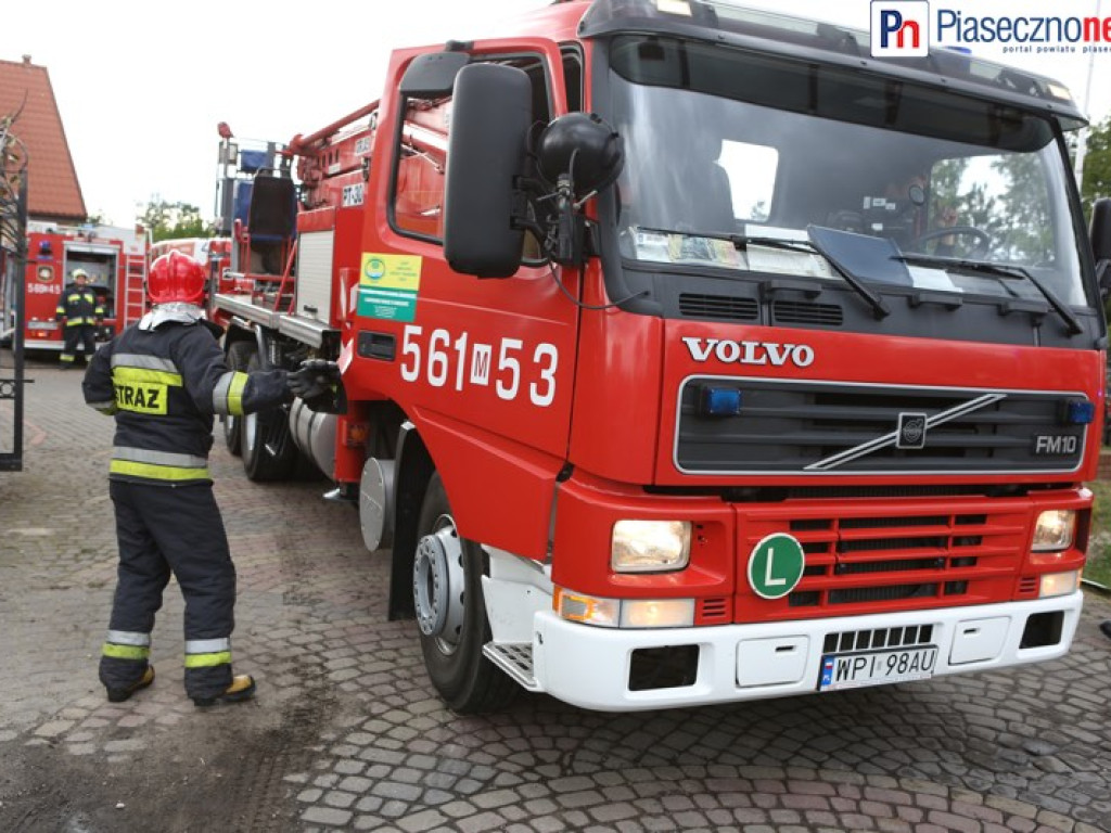 Pożar domu weselnego w Mrokowie. Utrudnienia w ruchu na krajowej 7