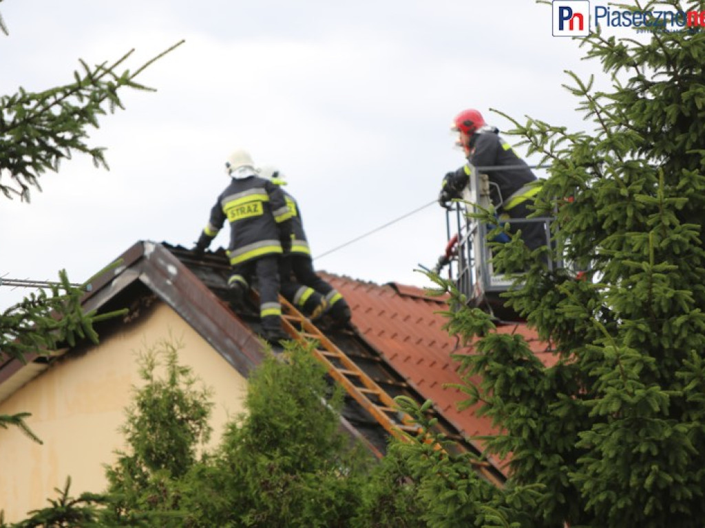 Pożar domu weselnego w Mrokowie. Utrudnienia w ruchu na krajowej 7