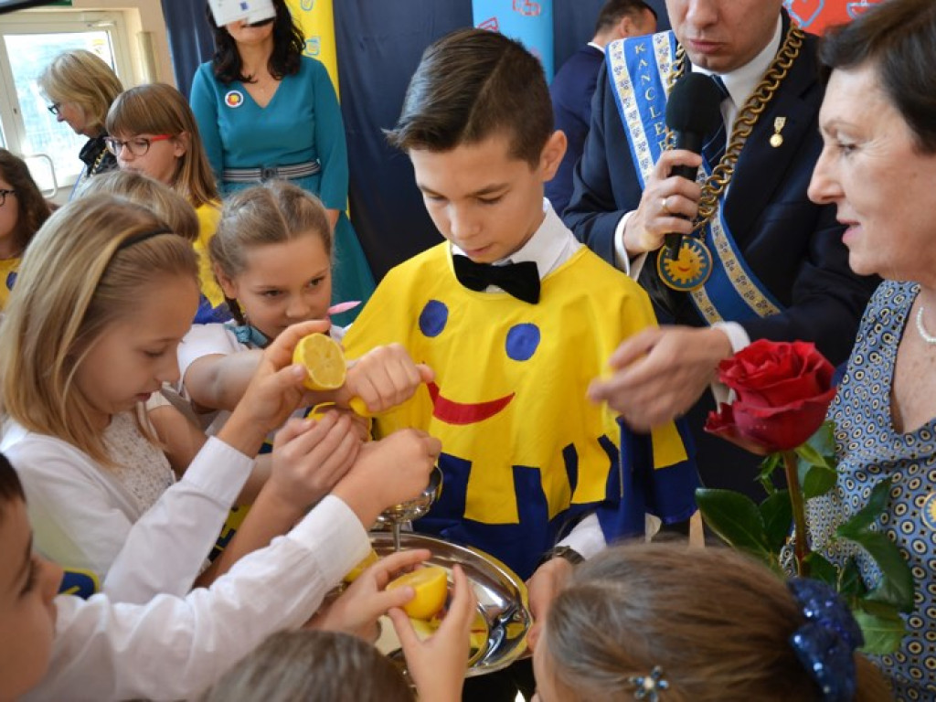 Uśmiechnięte słońce od dzieci dla Pani Doktor