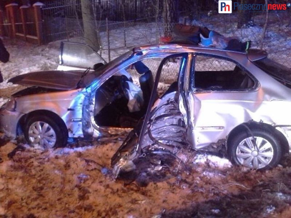 Honda wypadła z drogi i rozbiła się o słup! Droga zamknięta! [AKTUALIZACJA]