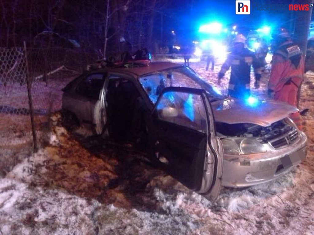 Honda wypadła z drogi i rozbiła się o słup! Droga zamknięta! [AKTUALIZACJA]