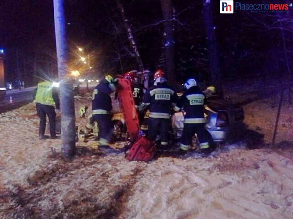 Honda wypadła z drogi i rozbiła się o słup! Droga zamknięta! [AKTUALIZACJA]