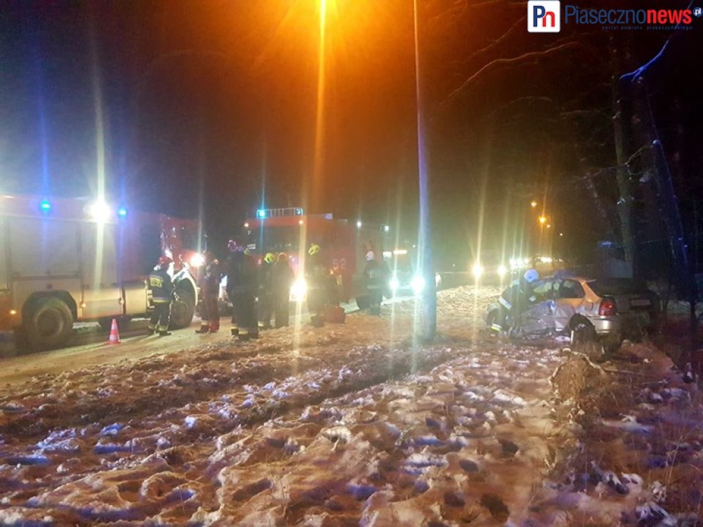 Honda wypadła z drogi i rozbiła się o słup! Droga zamknięta! [AKTUALIZACJA]