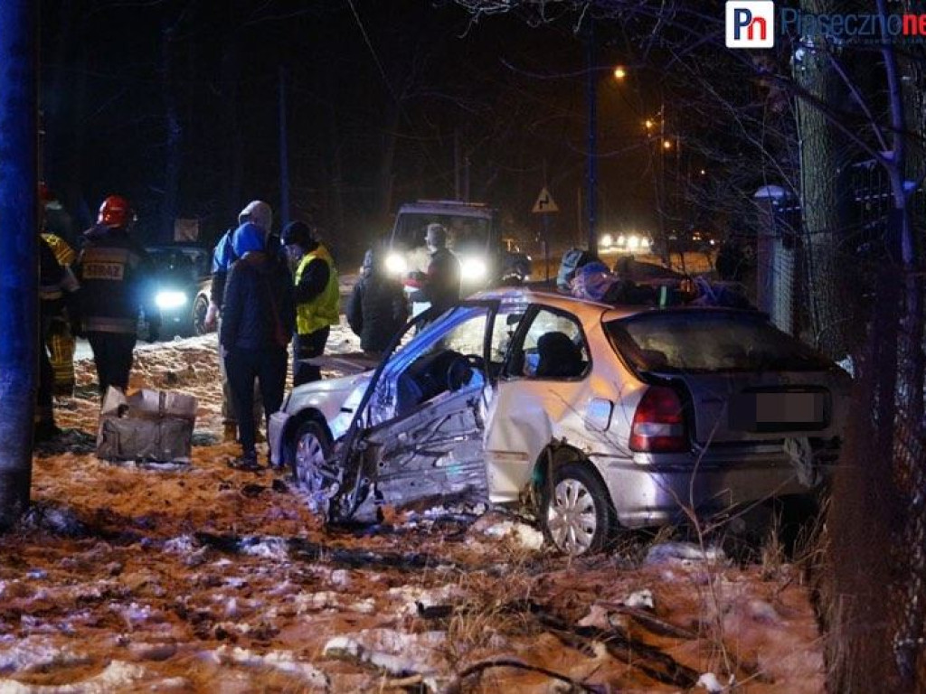 Honda wypadła z drogi i rozbiła się o słup! Droga zamknięta! [AKTUALIZACJA]