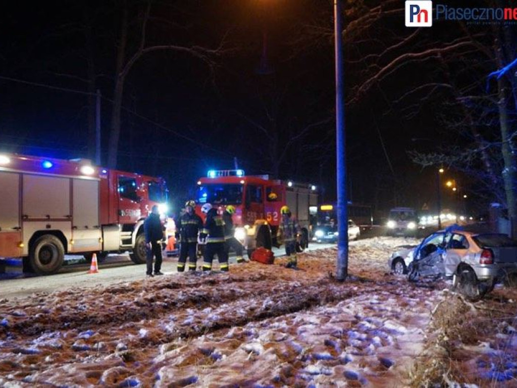 Honda wypadła z drogi i rozbiła się o słup! Droga zamknięta! [AKTUALIZACJA]