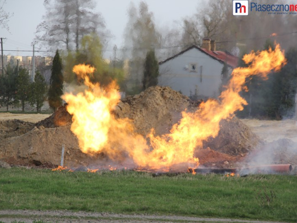 Trwa walka z płonącym gazem