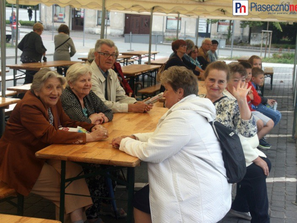 Zabawa przy muzyce nie tylko dla seniorów