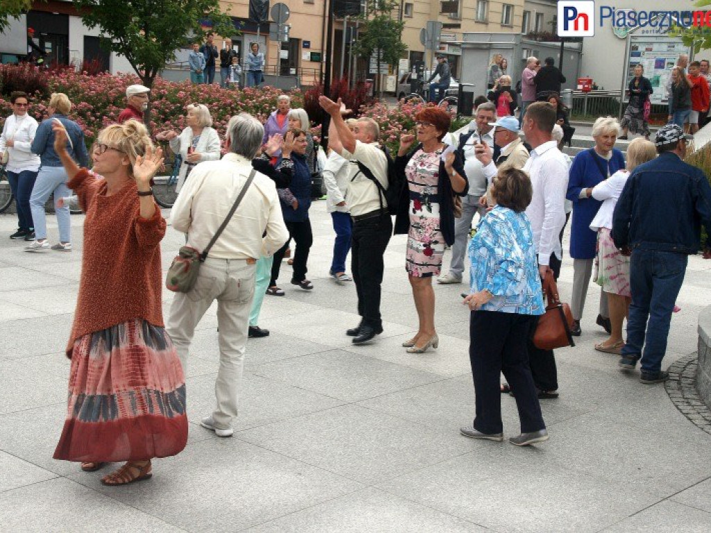 Zabawa przy muzyce nie tylko dla seniorów