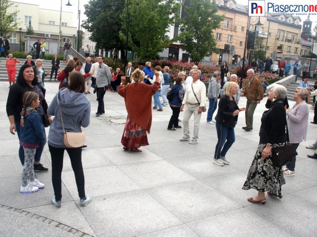 Zabawa przy muzyce nie tylko dla seniorów