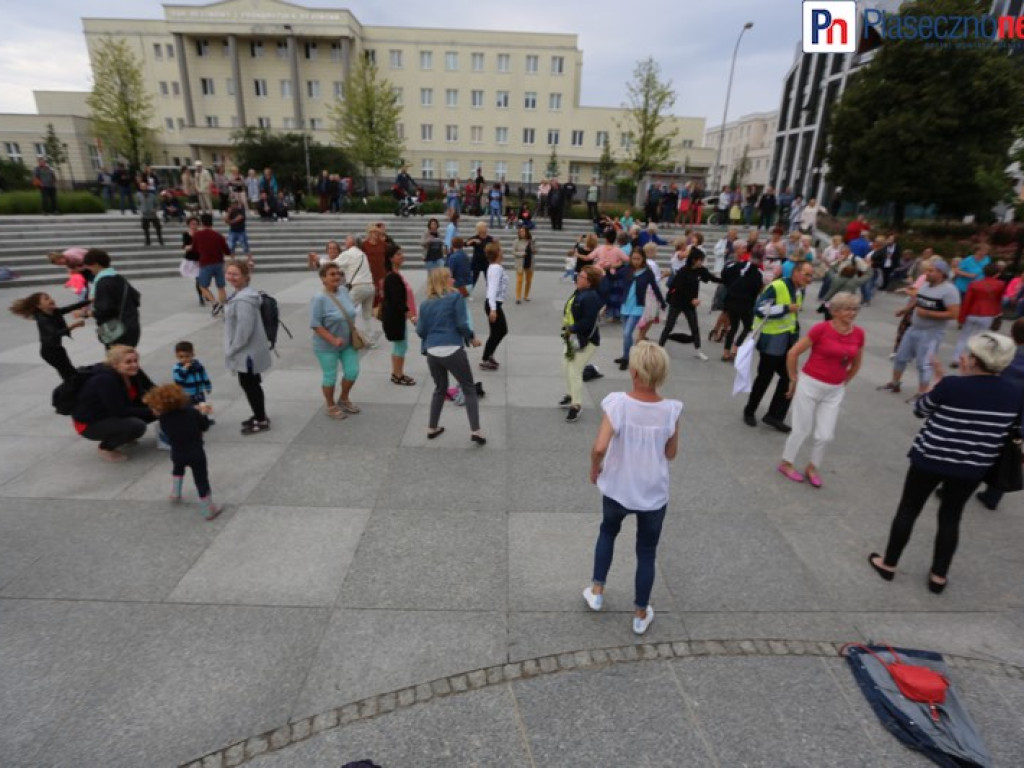 Zabawa przy muzyce nie tylko dla seniorów